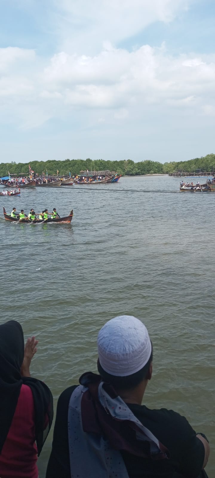 Teks Foto/Beritasore/ist  Masyarakat pesisir Desa Perlis antusias menyaksikan lomba Dayung Sampan, Kamis (29/8/24).