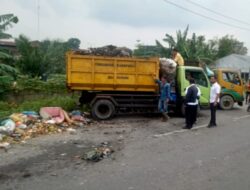 Sunggal Bersihkan Sampah Liar