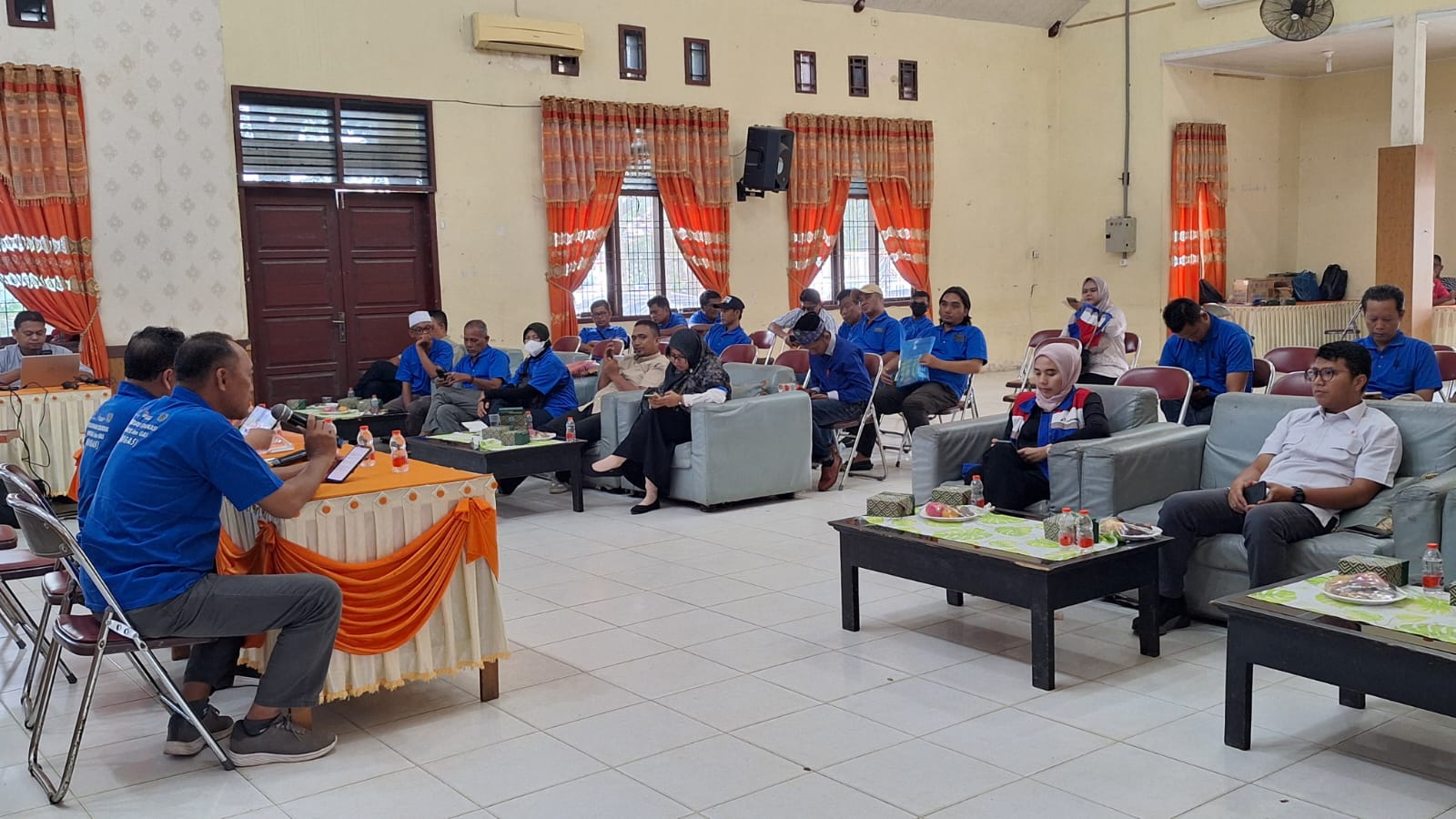 Teks foto : Para Wartawan saat mengikuti acara pelatihan Edukasi minyak dan gas (Migas) yang berlangsung di gedung Sanggar Kegiatan Belajar (SKB) Kecamatan Karang Baru, Rabu (31/7).