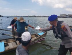 Satpol Airud Langkat Bagikan Nasi Kotak Ke Warga Pesisir