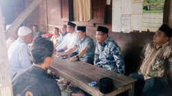 Keterangan foto : Bakal calon Bupati Padang Lawas, Putra Mahkota Alam Hasibuan bersilaturrahim di lopo kopi bersama warga dengan penuh keakraban.(Ist)