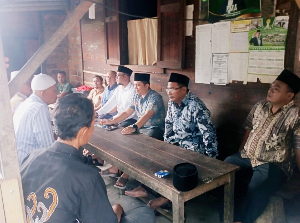 Keterangan foto : Bakal calon Bupati Padang Lawas, Putra Mahkota Alam Hasibuan bersilaturrahim di lopo kopi bersama warga dengan penuh keakraban.(Ist)