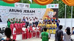 Tim Putri JABAR tengah berpose dengan PJ Bupati Agara Syakir,dan peraih mendali lainnya,JABAR kukuhkan diri, memimpin klasemen sementara, setelah berhasil menang du Race Final Head To Head Pada Minggu (15/9) di Venue Sungai Lawe Kute Ketambe. Berita Sore/Ist