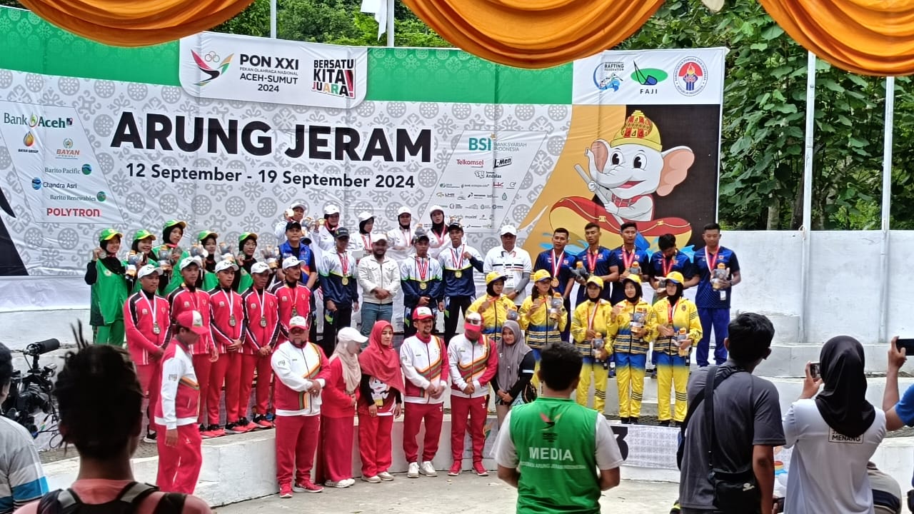 Tim Putri JABAR tengah berpose dengan PJ Bupati Agara Syakir,dan peraih mendali lainnya,JABAR kukuhkan diri, memimpin klasemen sementara, setelah berhasil menang du Race Final Head To Head Pada Minggu (15/9) di Venue Sungai Lawe Kute Ketambe. Berita Sore/Ist