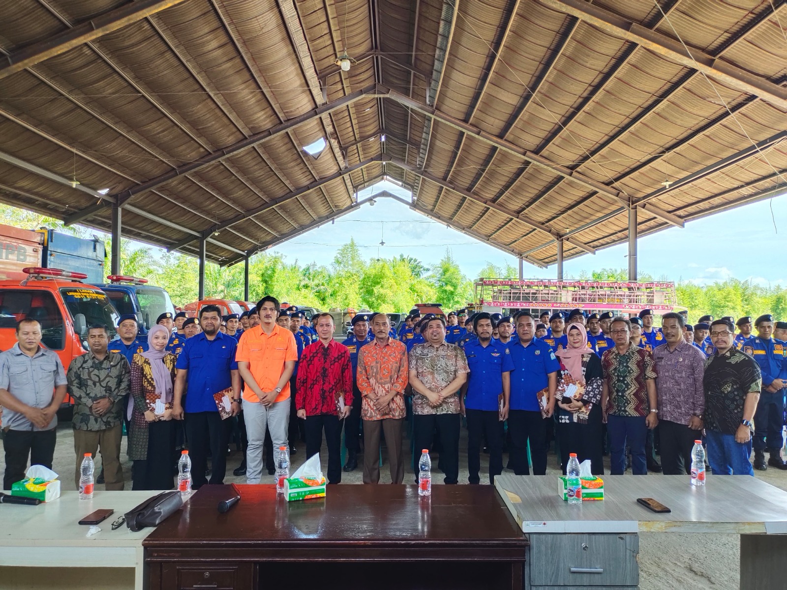 Teks foto : Sesi foto bersama BPBD Aceh Tamiang dalam kegiatan peluncuran Layanan Siaga Kebencanaan (LAGAK) di Karang Baru, Senin (16/9/2024).