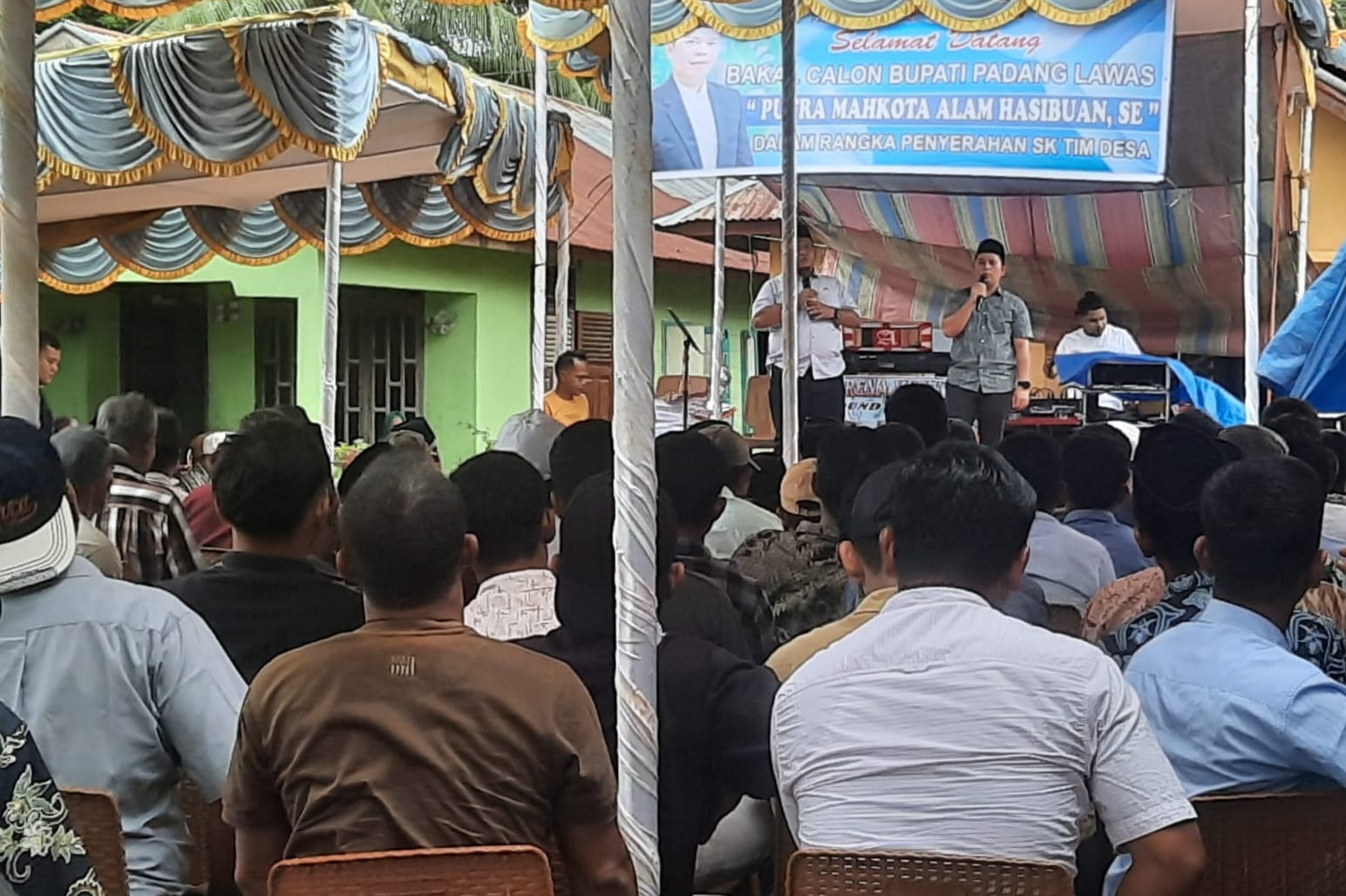 Keterangan foto : Bakal calon Bupati padang Lawas Putra Mahkota Alam dihadapan ratusan masyarakat Barumun Baru, Selasa (17/9).