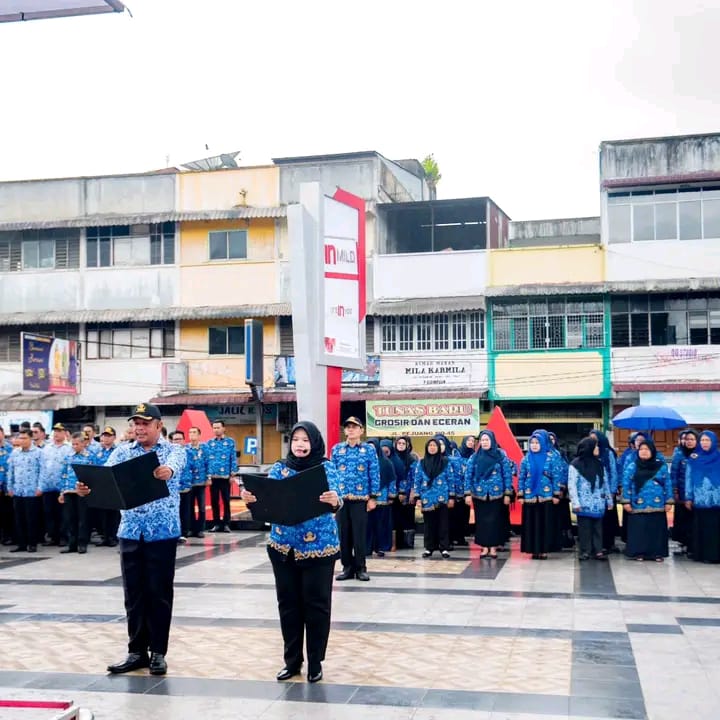 Berita Sore/Birong Rahmad Tua Teks poto: Aparatur Sipil Negara (ASN) Kota Padangsidimpuan saat Apel netralitas ASN jelang pilkada 2024 di Alaman Bolak Kota Padangsidimpuan, Selasa (17/09/24).