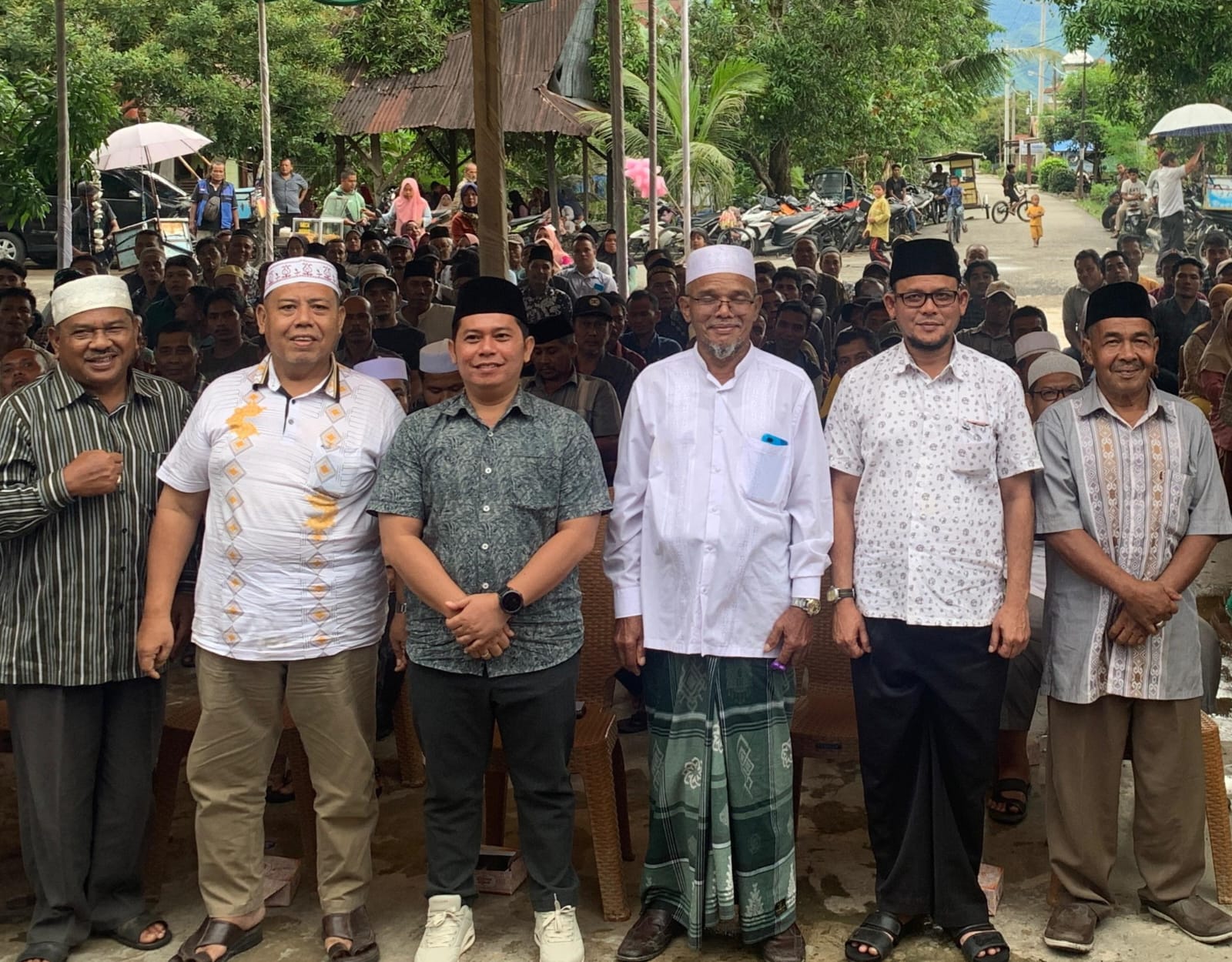 Keterangan foto: Ratusan warga hadiri acara silaturahim pasangan bakal calon Bupati dan Wakil Bupati Padang Lawas, Putra Mahkota -Achmad Fauzan di desa Hasahatan Julu, kecamatan Barumun Baru.(Ist)