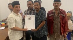 Keterangan foto : Bakal calon bupati Padang Lawas, Putra Mahkota Alam Hasibuan menyerahkan SK tim pemenangan desa se kecamatan Lubuk Barumun, Rabu (18/9).