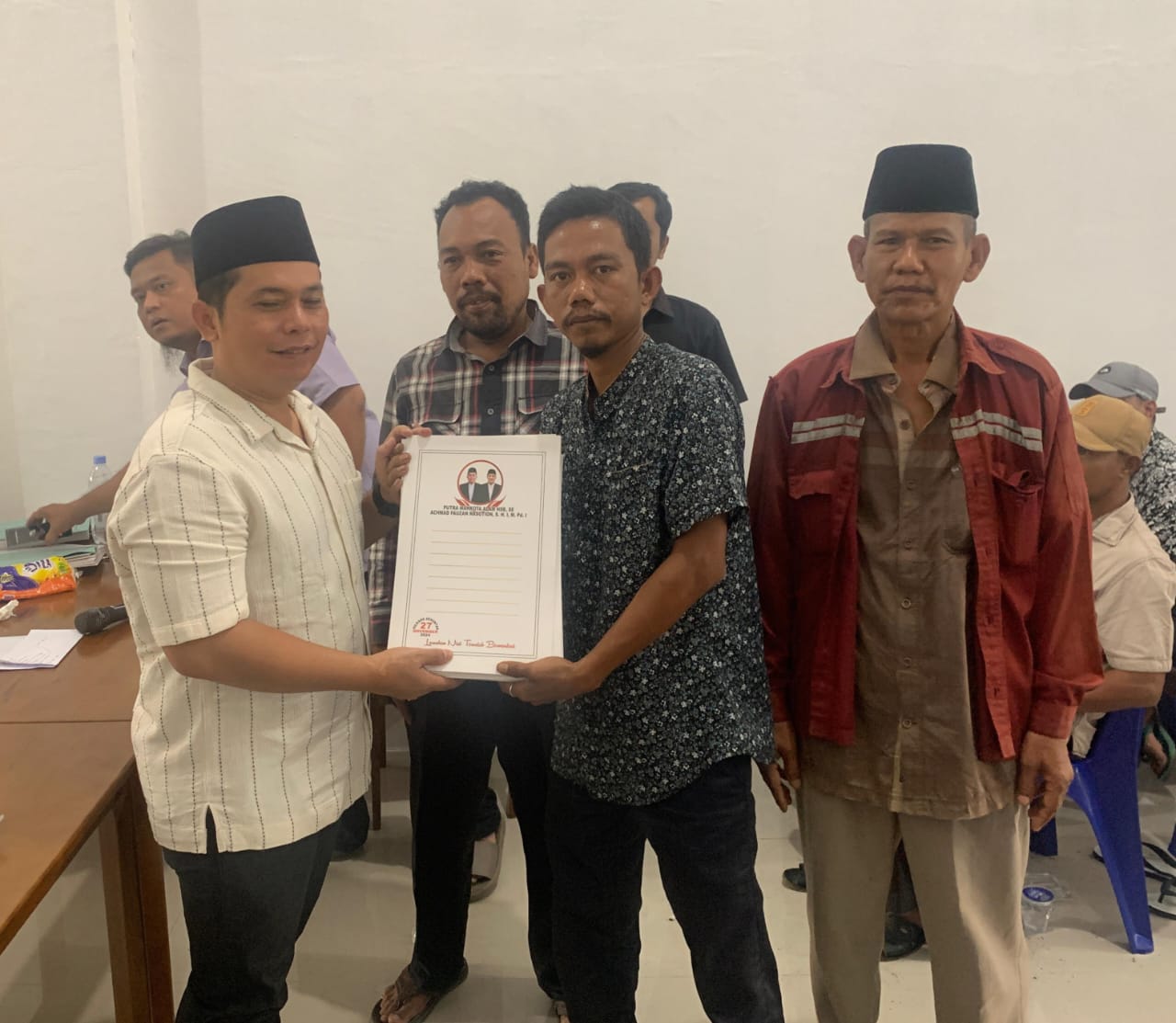 Keterangan foto : Bakal calon bupati Padang Lawas, Putra Mahkota Alam Hasibuan menyerahkan SK tim pemenangan desa se kecamatan Lubuk Barumun, Rabu (18/9).