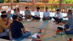 Pemangku adat (Barisan Harajaon Mandailing Godang) saat diskusi bersama dalam membedah visi-misi Bacalon di Bagas Godang Kotansiantar. (Foto: Ali Anhar Harahap). 