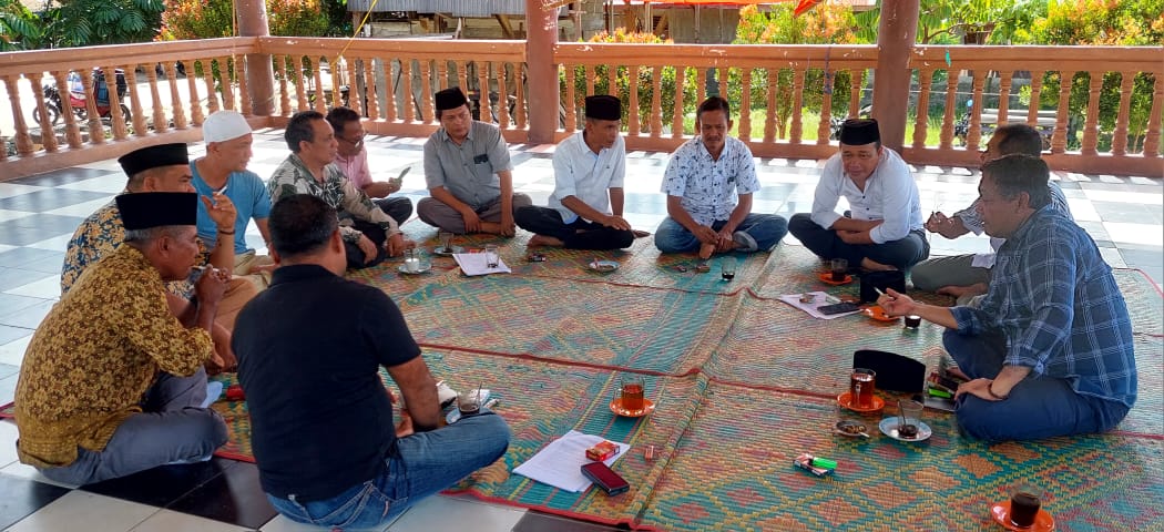 Pemangku adat (Barisan Harajaon Mandailing Godang) saat diskusi bersama dalam membedah visi-misi Bacalon di Bagas Godang Kotansiantar. (Foto: Ali Anhar Harahap). 