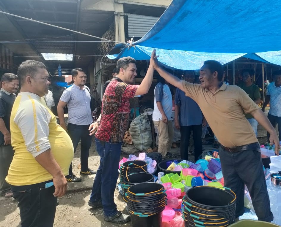 Blusukan : dr Pandi Sikel Calon Bupati Aceh Tenggara tampak akrab dengan pedangan dipusat pasar tradisional Kutacane saat blusukan melihat kondisi dan situasi pedagang tengah berjualan. Berita Sore/Ist