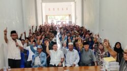 Keterangan foto : Putra Mahkota Alam Hasibuan bersama ratusan masyarakat barumun selatan di posko tim pemenanangan PMA Center sibuhuan kamis (26/9).(Waspada /ist)