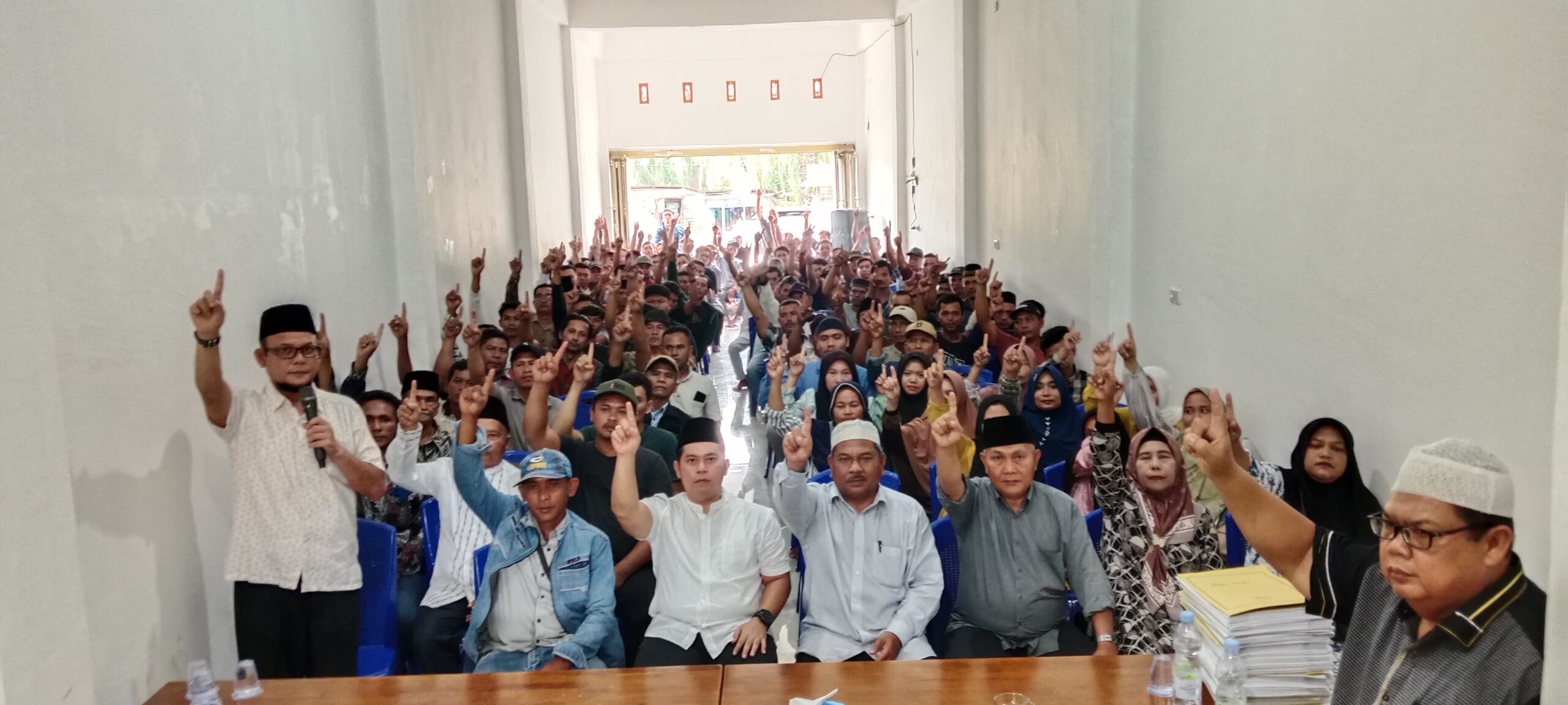 Keterangan foto : Putra Mahkota Alam Hasibuan bersama ratusan masyarakat barumun selatan di posko tim pemenanangan PMA Center sibuhuan kamis (26/9).(Waspada /ist)