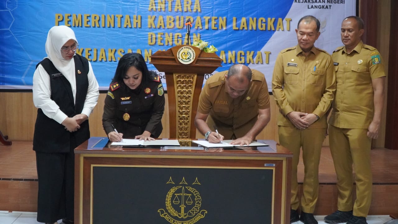 Teks Foto:  Pj. Bupati Langkat H. M. Faisal Hasrimy, AP., M.AP, menandatangani MoU dengan Kejaksaan Negeri Langkat,  Senin (23/9/2024).Beritasore/ist. 