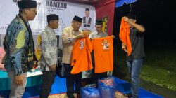 Ket photo, Perwakilan masyarakat desa Kilangan, kecamatan Singkil, menyerahkan 100 pcs kostum berlogo ‘Sahabat’ ke pasangan calon bupati, Safriadi Manik dan wakil nya, Hamzah Sulaiman, saat acara silaturahmi, jumat malam, 27 September 2024. M. Zaelani Sidik- berita sore