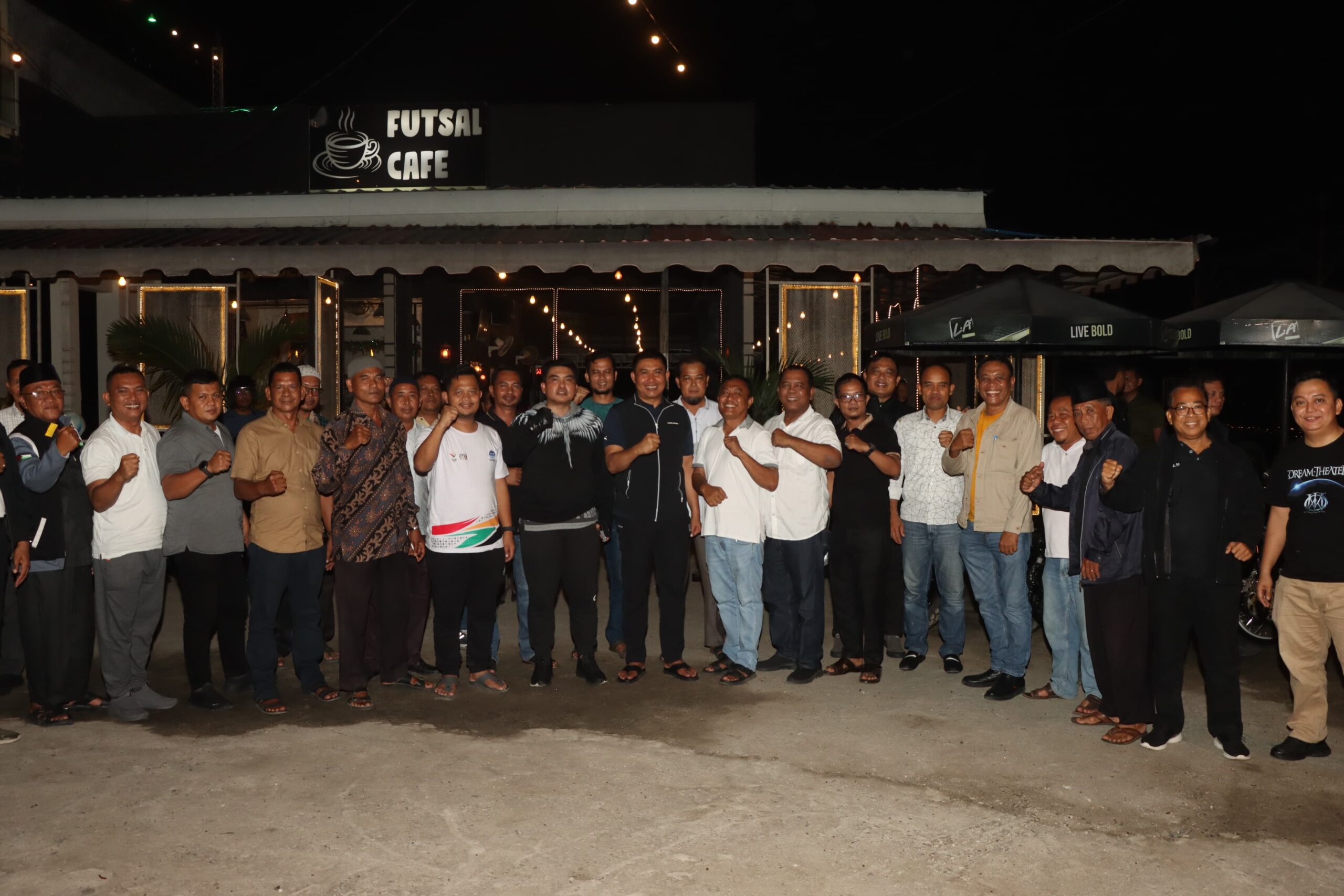 Teks fhoto Kapolres Batubara AKBP Taufiq Hidayat Thayeb S.H.,S.I.K berserta PJU melaksanakan giat Colling System sambangi Kamtibmas, Tokoh Masyarakat, Para Kades dan Lurah guna berilaturrahmi di Caffe Futsal Jalan Asses Road Desa Pakam Raya Kecamatan Megang Deras Jum'at (27/9-2024) malam.beritasore/alirsyah