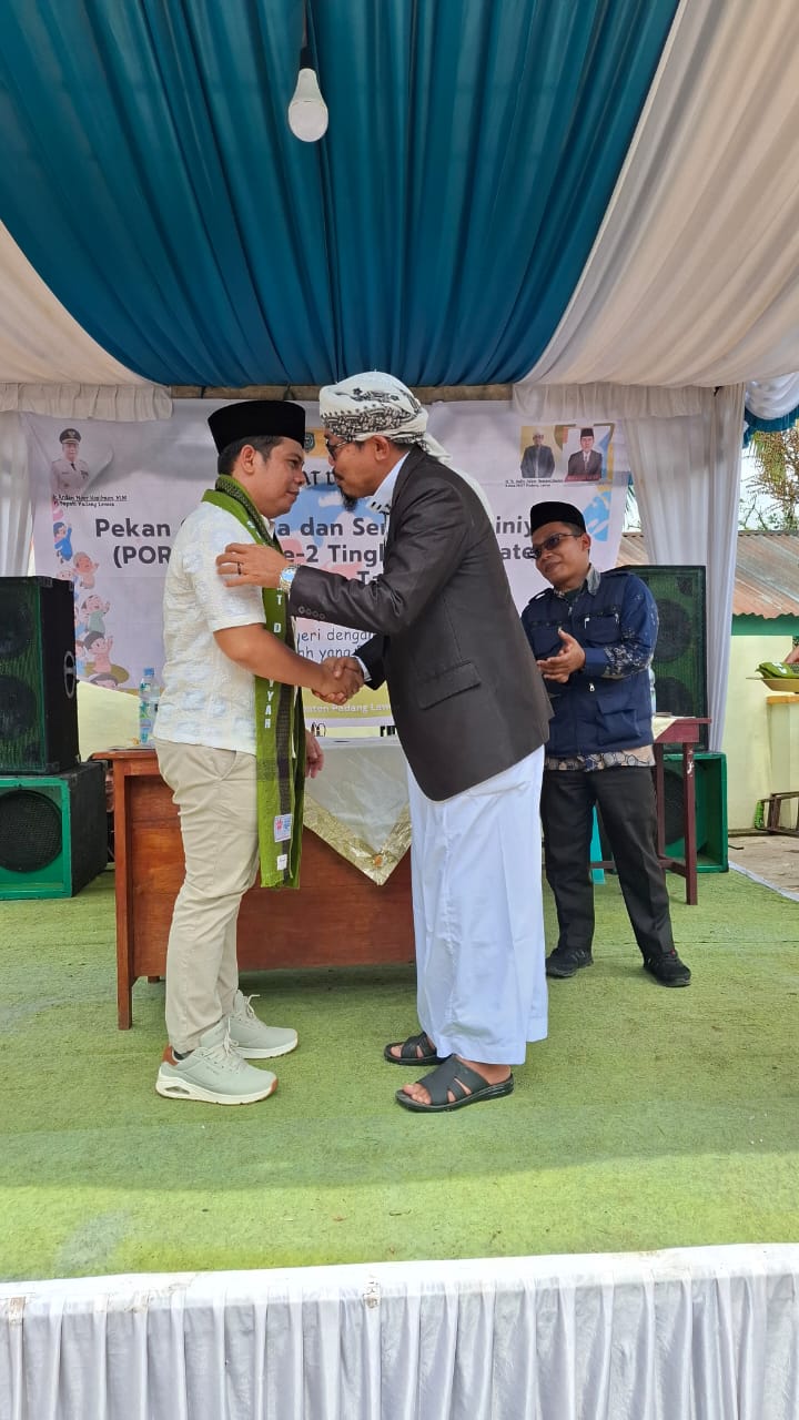 Keterangan foto : Calon Bupati Padanglawas nomor urut 1 Putra Mahkota Alam Hasibuan diberi gelar sahabat Diniyah. (Waspada/Ist)