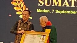 Plt Gubernur Sumatera Utara Agus Fatoni memberikan penghargaan Legenda Olahraga Sumut kepada Habib Nasution,