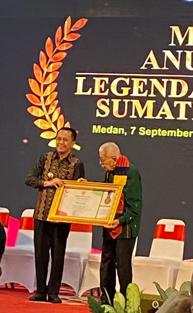 Plt Gubernur Sumatera Utara Agus Fatoni memberikan penghargaan Legenda Olahraga Sumut kepada Habib Nasution,