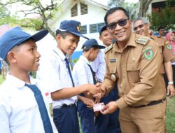 Plt Bupati Tapsel Bagikan KIA Bagi Pelajar di Angkola Timur