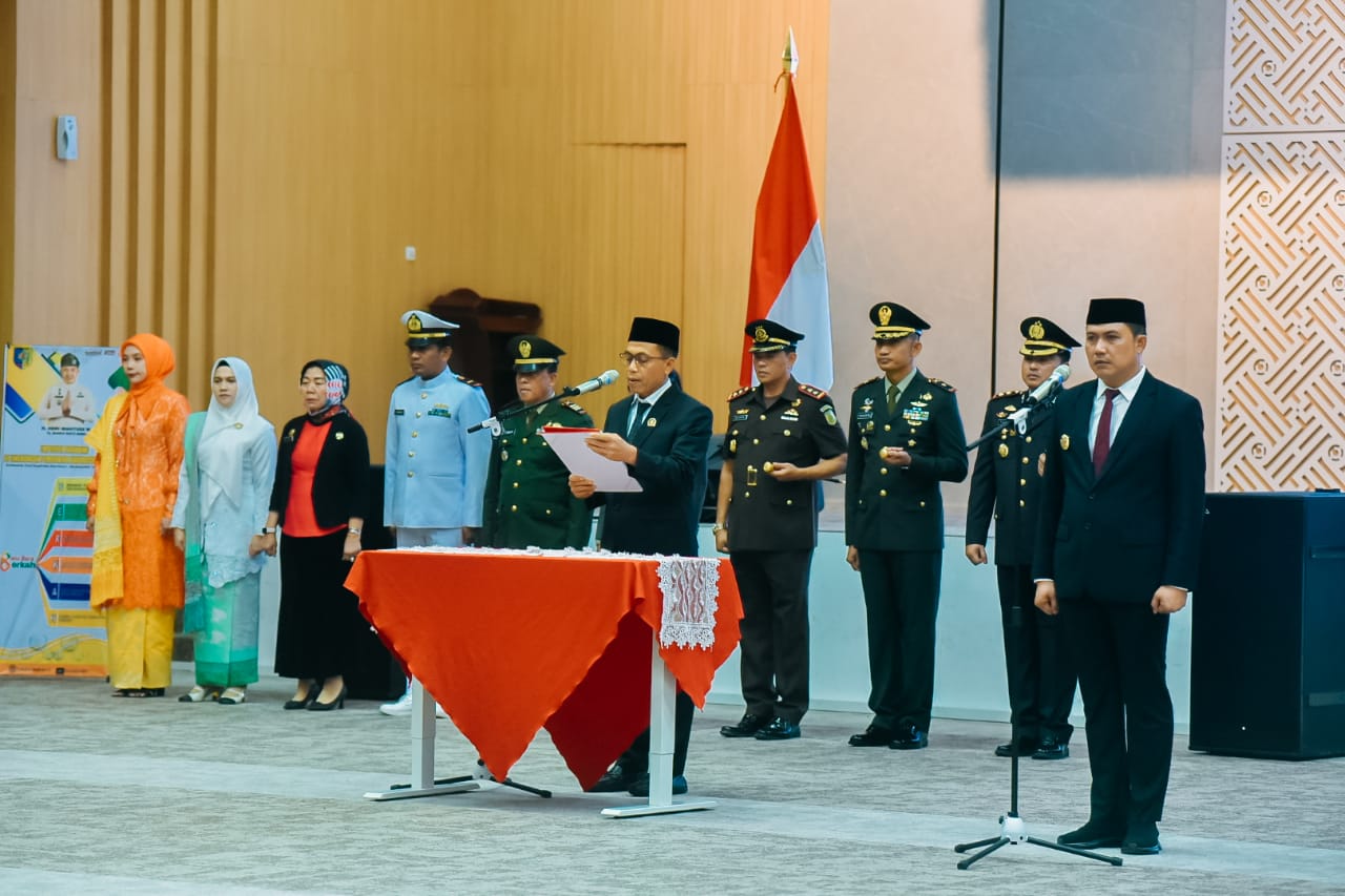 Teks fhoto Penjabat (Pj) Bupati Batu Bara H.Heri Wahyudi Marpaung S.STP., M.AP Inspektur Upacara peringatan Hari Kesaktian Pancasila tahun 2024 di Aula Kantor Bupati Batubara , Kecamatan Lima Puluh, Kabupaten Batubara Selasa (01/10-2024).beritasore/alirsyah