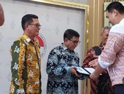 Ketua Umum PWI Pusat, Hendry Ch Bangun Terima Penghargaan Dari Kemenpora