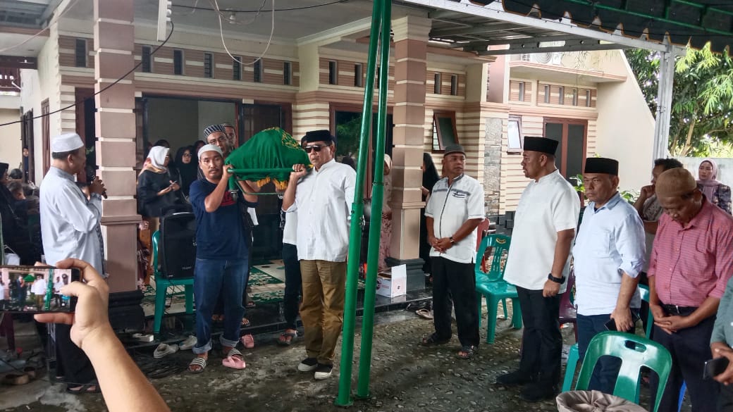 Keterangan foto: Waspada/Rasudin Sihotang Jenazah Nurkarim Nehe diangkat menuju peristirahatan terakhirnya, diiringi doa dari keluarga, sahabat, dan rekan-rekan. Sosok wartawan senior ini meninggalkan warisan kebaikan dan dedikasi yang akan selalu dikenang.