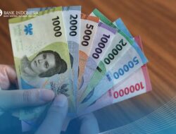 Rupiah Melemah Dekati 15.700/Dolar AS, IHSG Ditutup Menguat Tipis