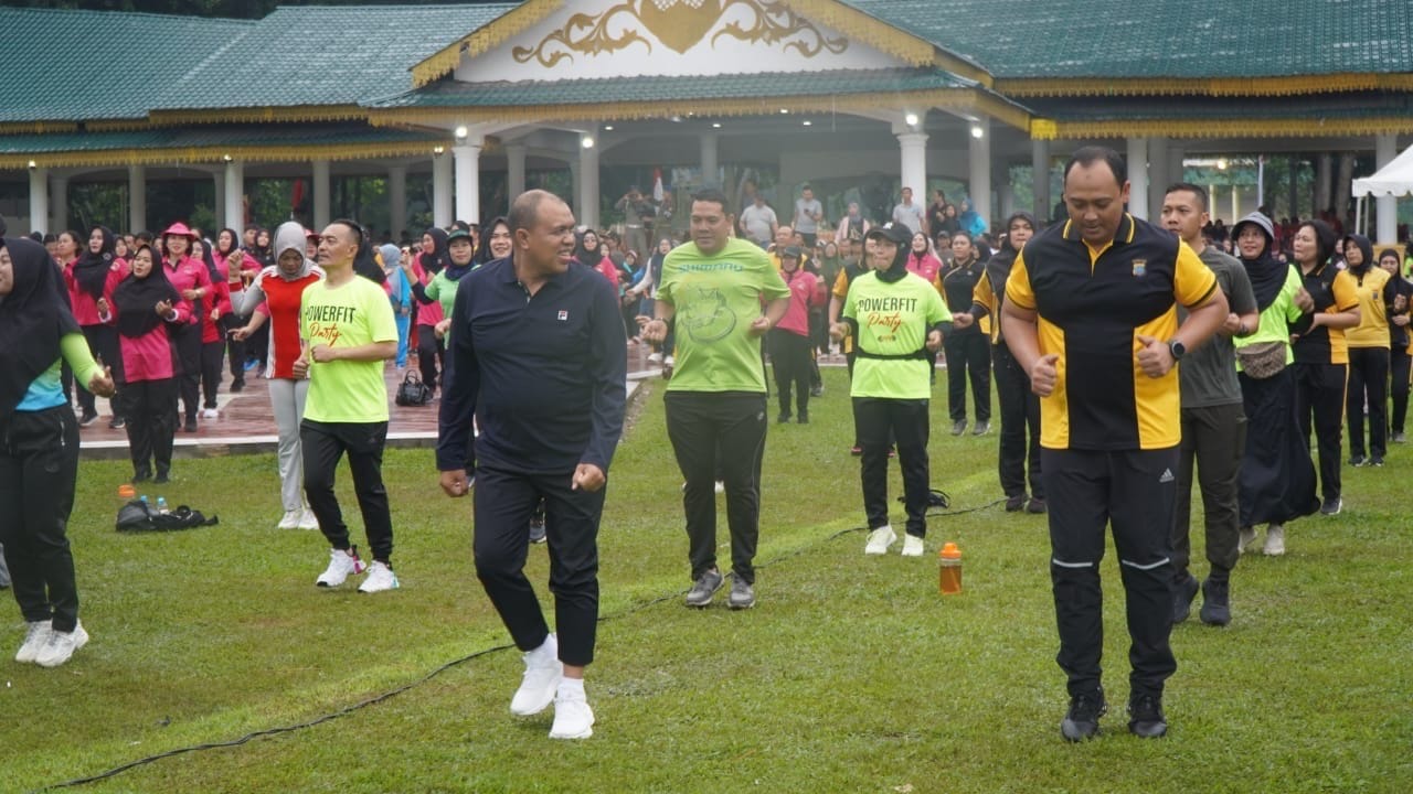 Teks Foto:  Pj. Bupati Langkat, H.M. Faisal Hasrimy, AP, M.AP., bersama Wakapoldasu Brigjen Pol Rony Samtana, S.I.K., M.T.C.P., senam bersama di Alun-alun T. Amir Hamzah, Stabat, Minggu (6/10/2024). Beritasore/ist. 