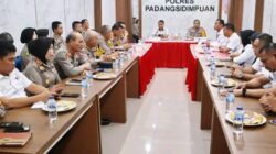 Berita Sore/Birong Rahmad Tua Teks poto: Kapolres Kota Padangsidimpuan AKBP Dr.Wira Prayatna, S.H,S.I.K,M.H saat menerima kunjungan dari Tim Auditor Kinerja Itwasda Polda Aumut di aula Zoom Polres Kota Padangsidimpuan, Rabu (9/10/24).