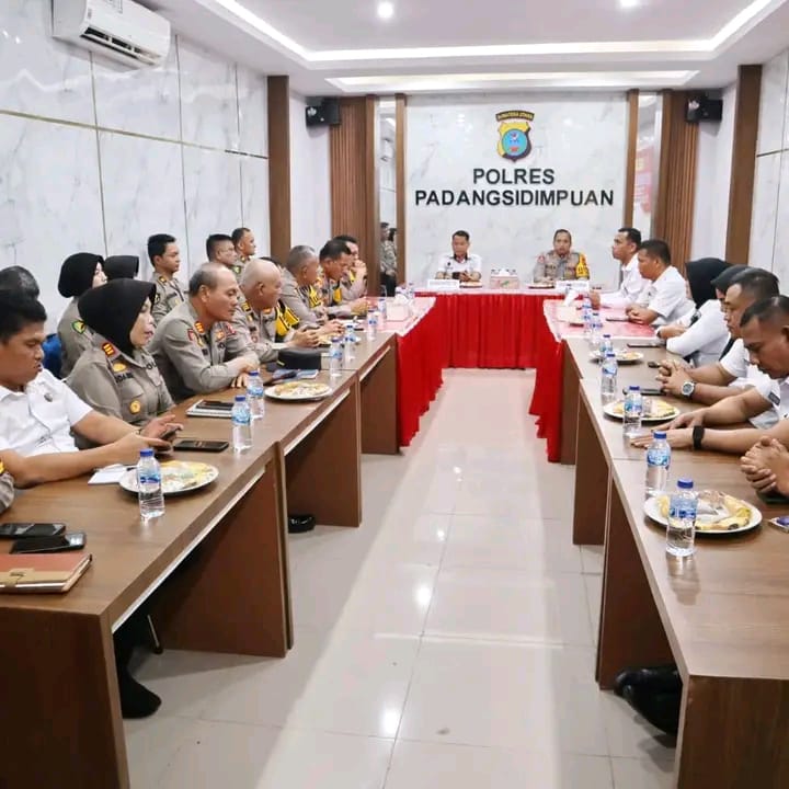 Berita Sore/Birong Rahmad Tua Teks poto: Kapolres Kota Padangsidimpuan AKBP Dr.Wira Prayatna, S.H,S.I.K,M.H saat menerima kunjungan dari Tim Auditor Kinerja Itwasda Polda Aumut di aula Zoom Polres Kota Padangsidimpuan, Rabu (9/10/24).