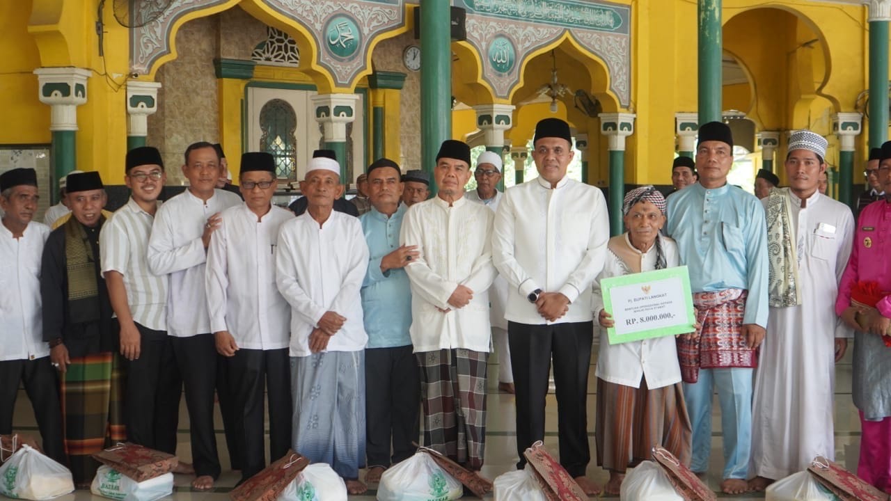 Teks Foto   Pj. Bupati Langkat H.M. Faisal Hasrimy AP, M.AP, diabadikan bersama usai Safari Jumat bersama tokoh agama dan tokoh masyarakat di Masjid Raya Stabat , Jum'at (4/10/2024).Beritasore/ist. 