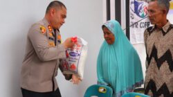 Jum’at Berkah, Kapolres Aceh Tamiang Bagikan Paket Sembako