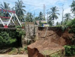 Dinding Penahan Jembatan Sihitang  Padangsidimpuan Ambrol