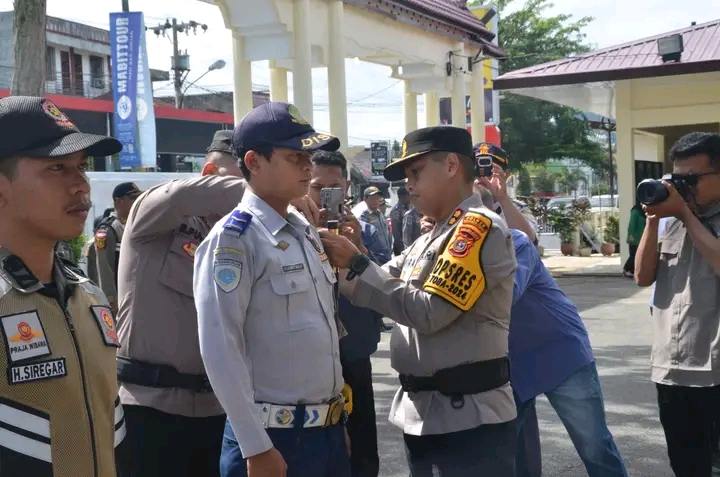 Berita Sore/Birong Rahmad TuaT eks poto: Kapolres Padangsidimpuan AKBP Dr Wira Prayatna SH, SIK, MH saat mengecek kesiapan anggota, Senin (14/10/24).