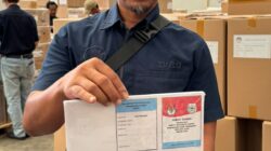 Memperlihatkan : Tampak KBO Satintelkam Polres Agara Iptu Zakaria, salah satu tim pemantau proses percetakan Kertas suara, tengah memperlihatkan bentuk kertas suara yang akan digunakan pada Pilkada Bupati dan Wakil Bupati Pada 27 Nopember 2024 mendatang, saat berada di lokasi Percetakan PT Mananan Jaya Cemerlang.Klaten Jawa Tengah.Rabu (16/10). Berita Sore/Ist