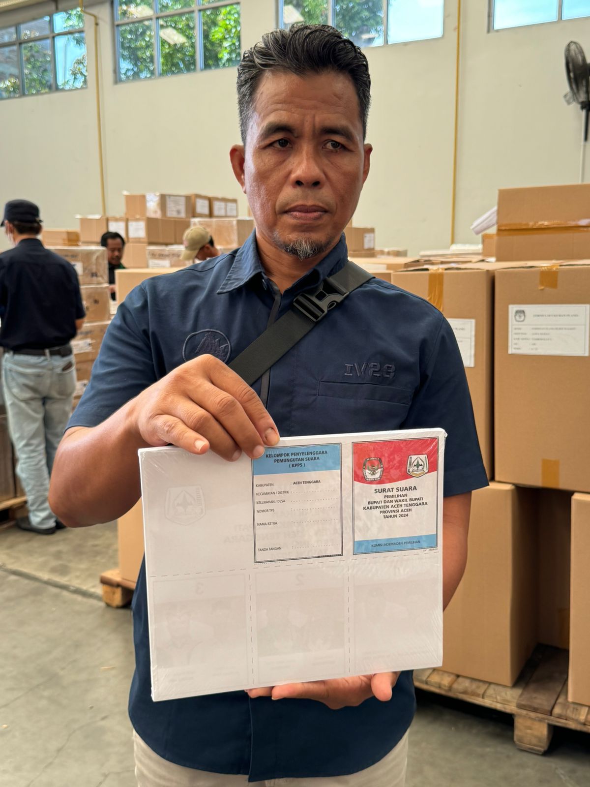 Memperlihatkan : Tampak KBO Satintelkam Polres Agara Iptu Zakaria, salah satu tim pemantau proses percetakan Kertas suara, tengah memperlihatkan bentuk kertas suara yang akan digunakan pada Pilkada Bupati dan Wakil Bupati Pada 27 Nopember 2024 mendatang, saat berada di lokasi Percetakan PT Mananan Jaya Cemerlang.Klaten Jawa Tengah.Rabu (16/10). Berita Sore/Ist