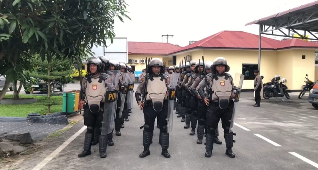 Teks fhoto menjelang pelantikan Presiden Republik Indonesia digelar Minggu (20/10/2024), Kapolres Batubara AKBP Taufiq Hidayat Thayeb S.H, S.I.K  meningkatkan Personil kesiapsiagaan guna menjaga stabilitas keamanan dan ketertiban masyarakat (harkamtibmas) Sabtu (19/10-2024).beritasore/alirsyah