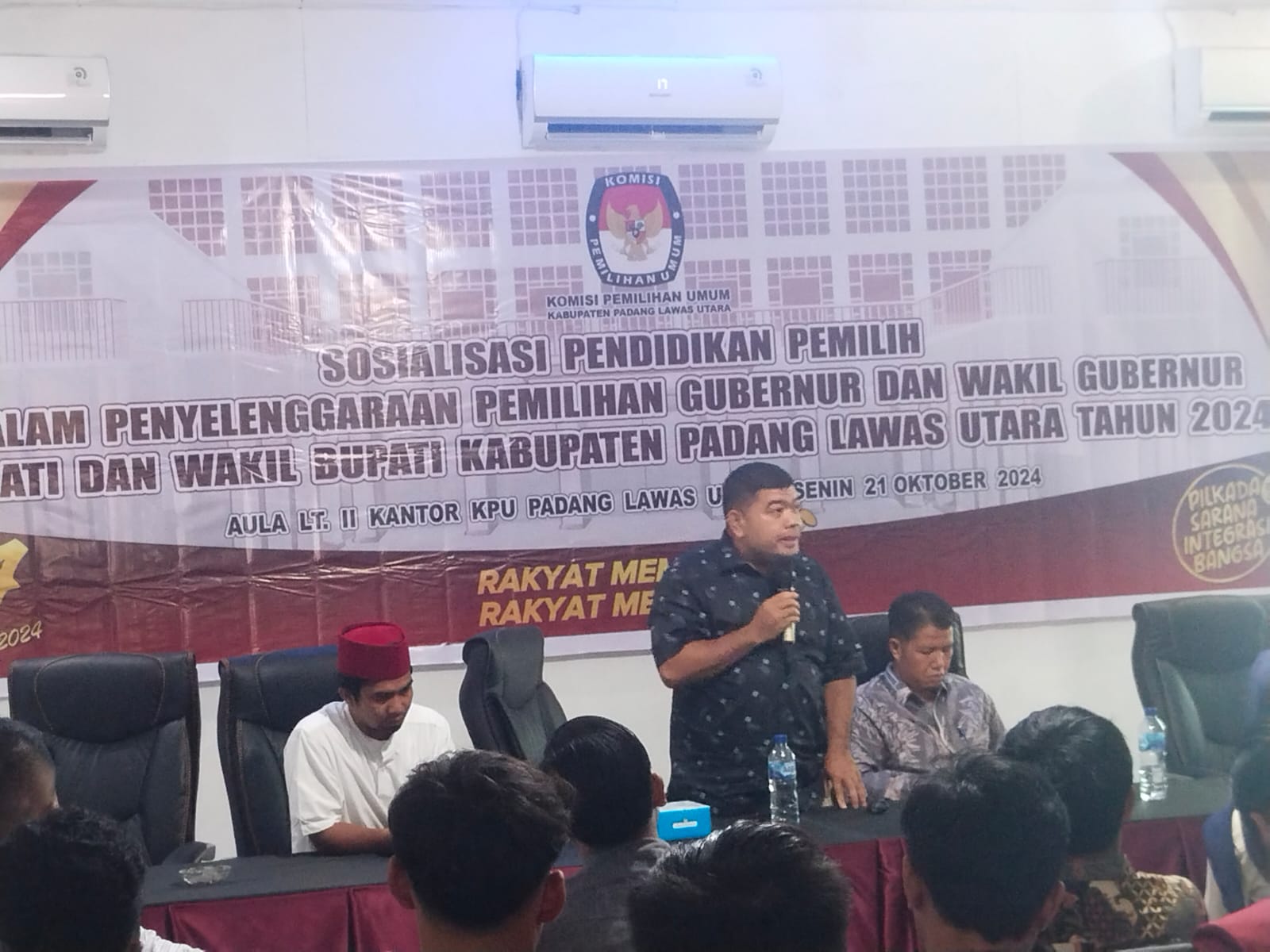 Teks Foto : Puluhan Pengurus Organisasi Kemahasiswaan Ikuti Sosdiklih Pelaksanaan Pilkada.