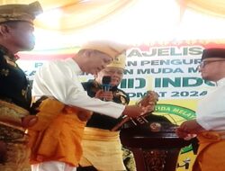 Dahnil Azhar Simanjuntak Terima Keris Dari Sultan Serdang