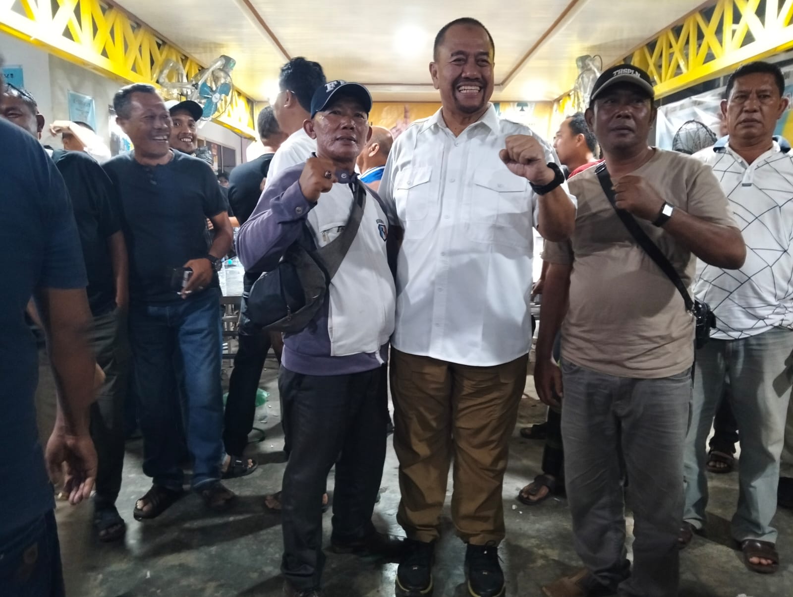 Bupati terpilih Kabupaten Batu Bara, bersama Alirsyah (kiri) Wartawan Berita Sore dan rekan Wartawan (kanan). 