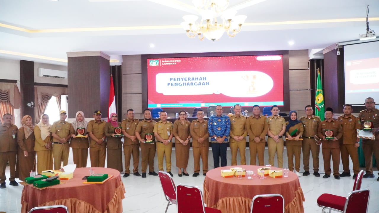 Teks Foto   Pj Bupati Langkat foto bersama usai memberikan penghargaan kepada kepala perangkat daerah, kecamatan, desa, dan unit layanan kesehatan. Beritasore/ist. 