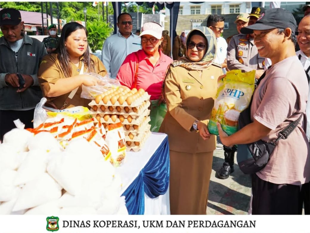 Foto : Wali Kota Pematangsiantar saat melayani masyarakat belanja di pasar murah (surati/Beritasore).