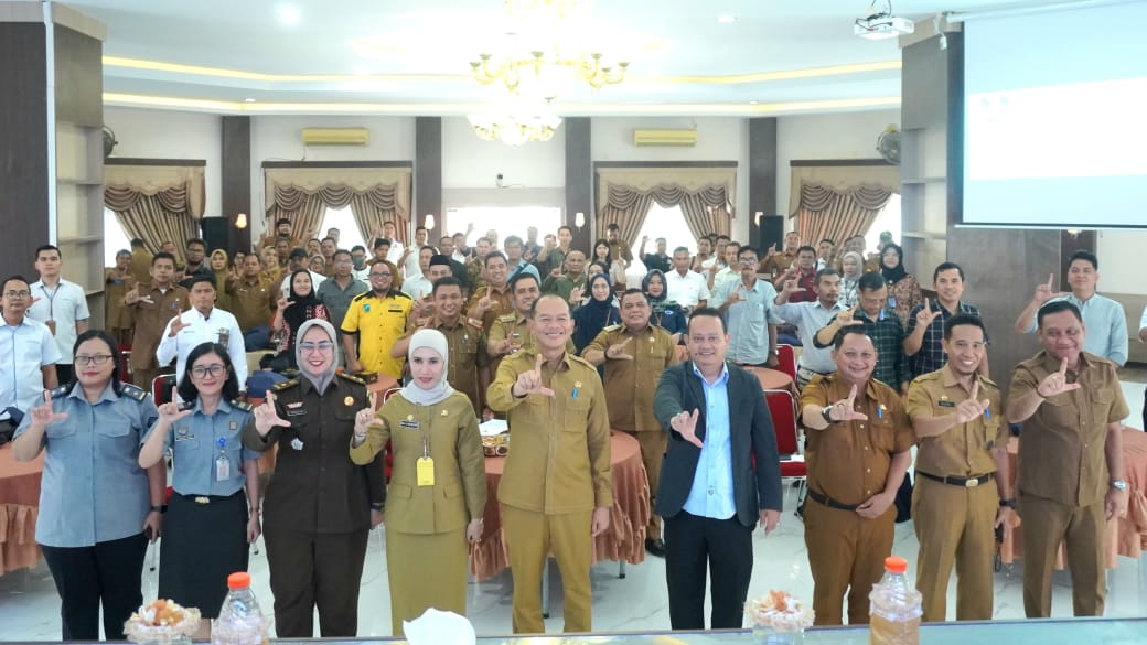 Teks Foto   Sekretaris Daerah Kabupaten Langkat H. Amril, S.Sos., M.AP., membuka FGD ke-2 tentang Penyusunan Pedoman Pelaksanaan TJSP , di Ruang Pola Kantor Bupati Langkat, Senin(16/12/24).Beritasore /ist. 