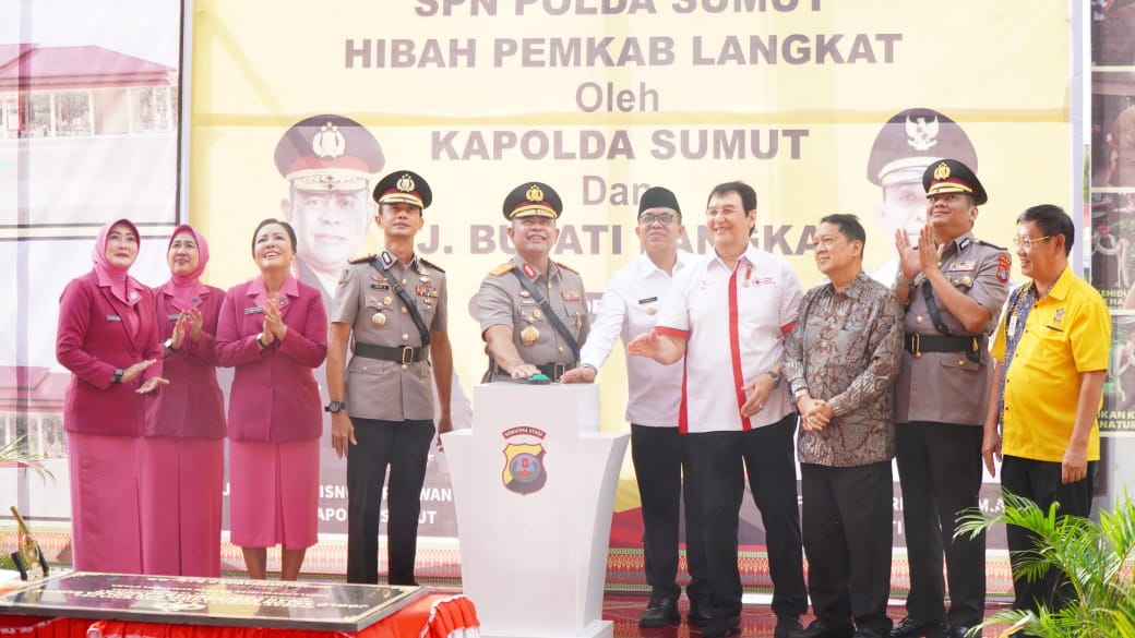 Teks Foto   Pj. Bupati Langkat H.M. Faisal Hasrimy, AP., M.AP., bersama Kapolda Sumatera Utara Irjen Pol Wisnu Hermawan F, SIK., MH., meresmikan Joglo Anton Soedjarwo sekaligus menutup pendidikan, pelantikan, dan pengambilan sumpah Bintara Polri Gelombang II Tahun Ajaran 2024 di lapangan upacara Satya Haprabu, SPN Polda Sumut, Kec. Hinai,  Langkat, Rabu (18/12/2024).Beritasore/ist. 