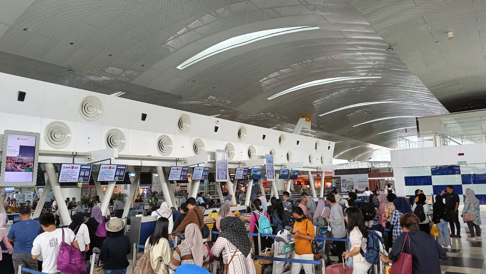 Calon penumpang saat antre di kounter check-in Airasia dan Jet Star. (Foto: Irianto).