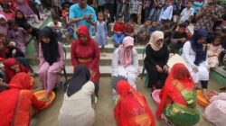 Keterangan Foto: Kegiatan membasuh kaki para ibu di Kampung Matfa yang dilakukan oleh anaknya masing - masing pada acara peringatan Hari Ibu Nasional, Sabtu (21/11/2024).