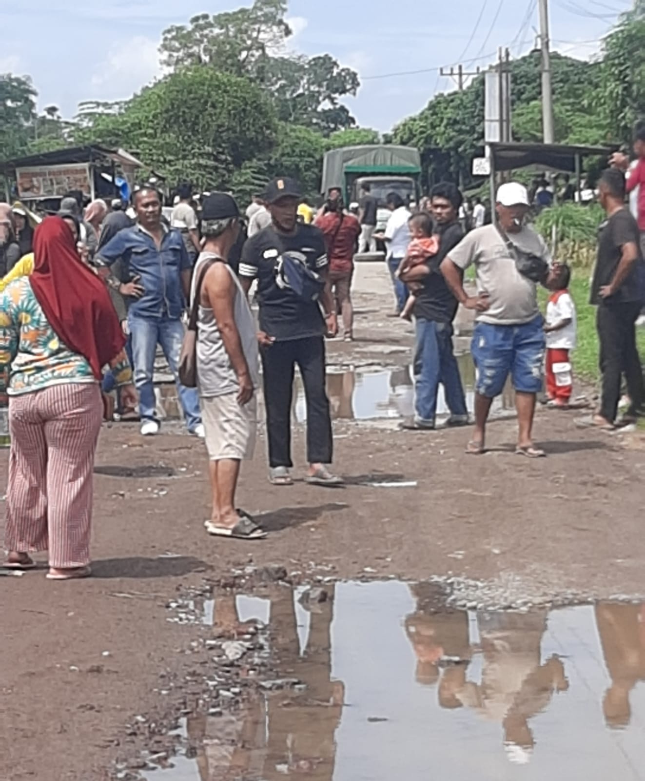 Warga Bandar Huluan dan Dolok Batunanggar saat melakukan aksi blokir jalan sebagi bentuk protes jalan rusak di Bahapal belum lama ini.(Foto ist.). 